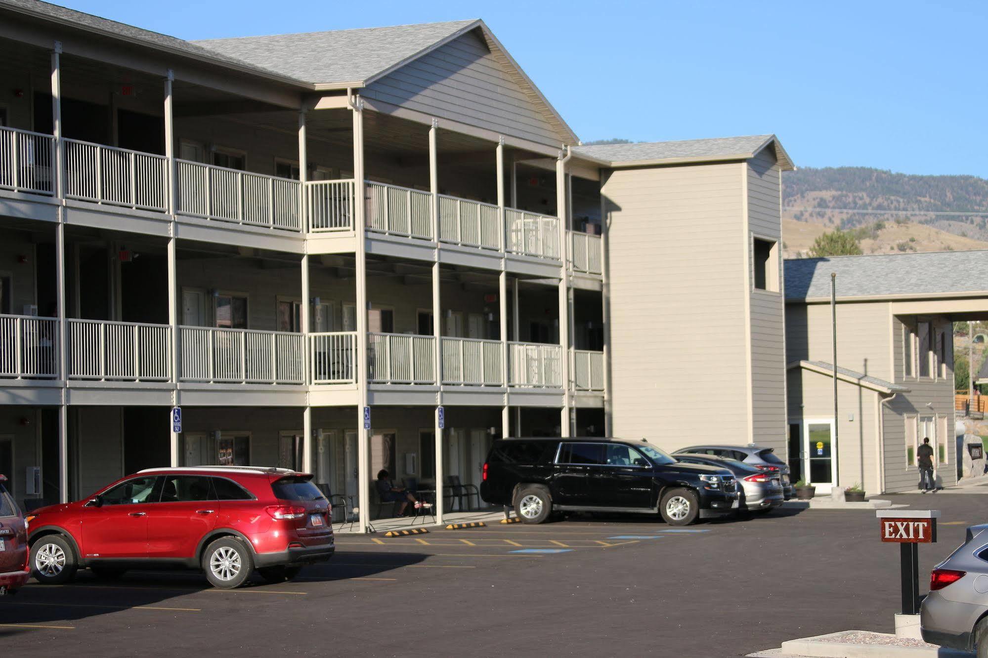 Yellowstone Big Rock Inn Gardiner Exterior photo
