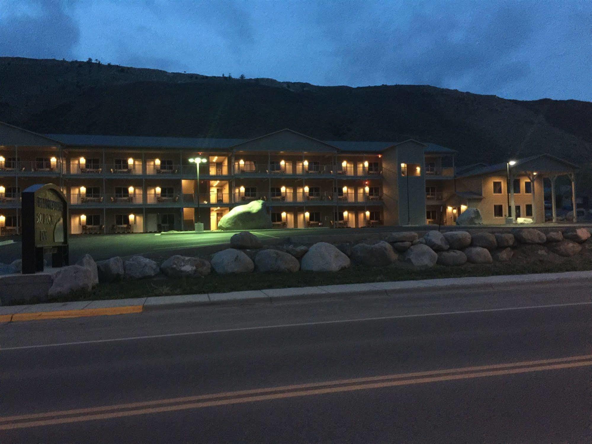 Yellowstone Big Rock Inn Gardiner Exterior photo