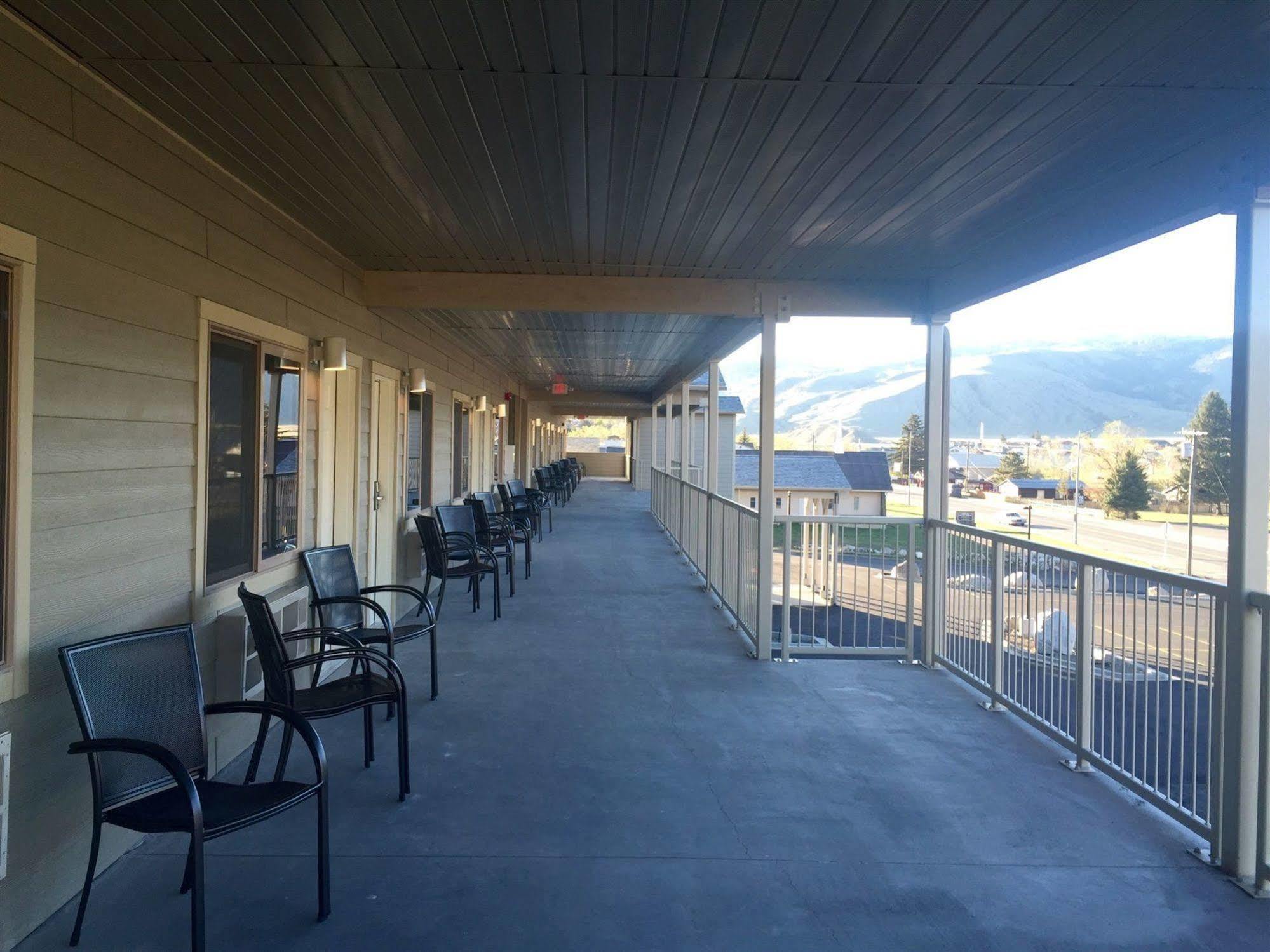 Yellowstone Big Rock Inn Gardiner Exterior photo